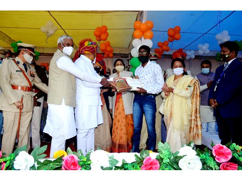 Student of Maharishi Vidya Mandir Shahdol Ma.Sandeep Kandi achieved 710 /720 in NEET (without any coaching ) and was honoured on Republic Day by Hon'ble Vidhayak Shri Jai Singh Maravi ji .  Commissioner Shahdol Sambhag Hon'ble Shri Rajeev Sharma ji , ADGP Shri Dinesh Chandra Sagar Ji , Collector Mrs Vandana Vaidya Ji , SP Shri Awadhesh Goswami Ji, Chairperson M.P. vitta vibhag Amita Chhapra ,  Shri Kamal Pratap Singh Chairman BJP and Chairperson Nagar Palika  Mrs Urmila Katare.All the above dignitaries were present on the function.